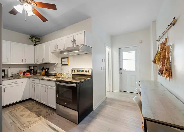 The Luxe Pearl Residences 870-5